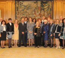 Fotografía de grupo de Su Majestad la Reina con una delegación de ciudadanos de Pensacola (Florida, EE.UU.)